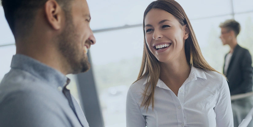 En manlig och en kvinnlig kontorskollega pratar