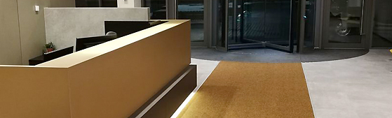 Entrémiljö med torkmattor