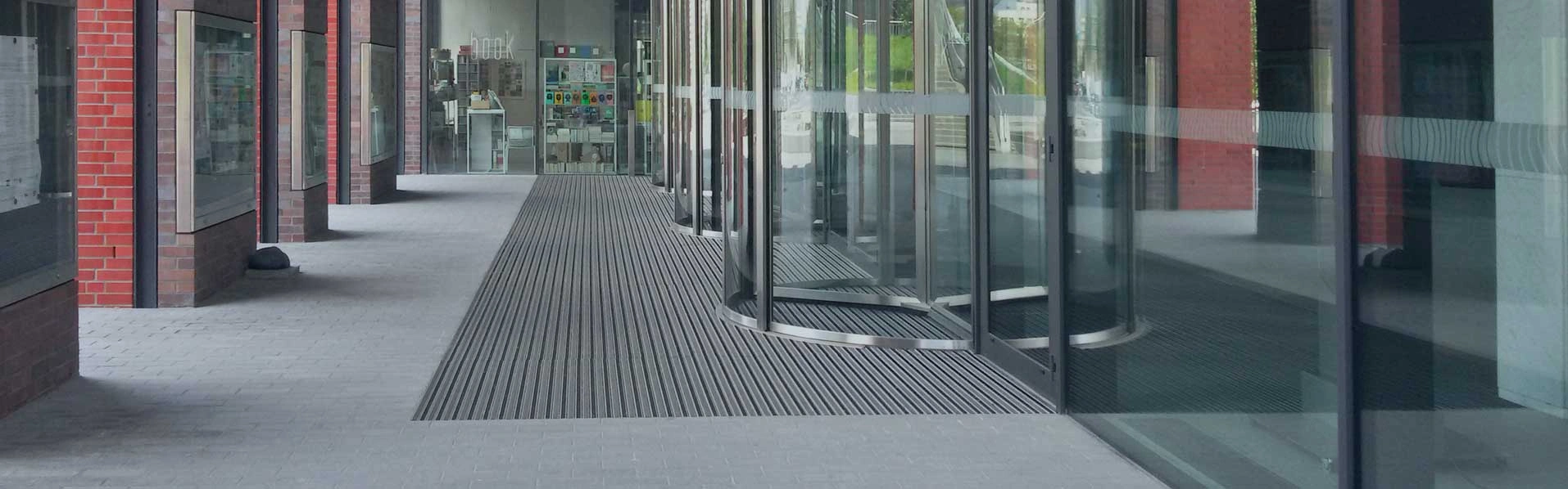 Entrémiljö med skrap- och torkmatta